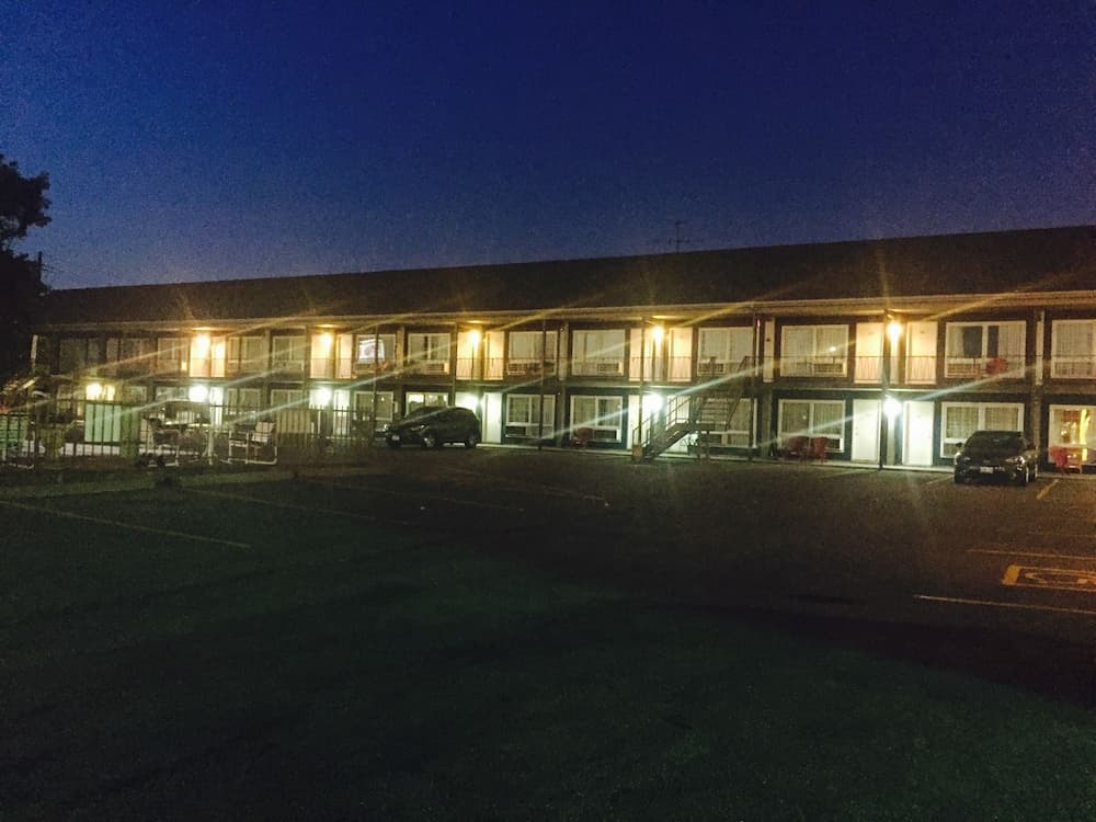 Niagara Falls Court Side Inn main