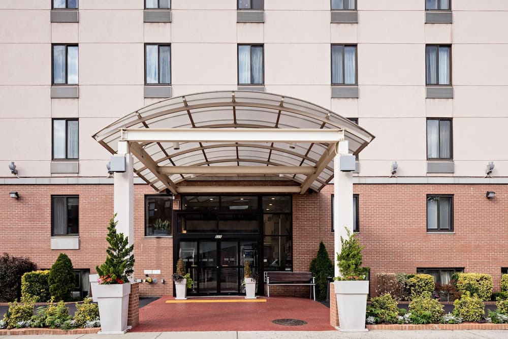 Holiday Inn Express New York Brooklyn main