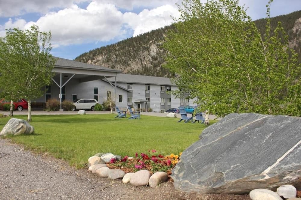 Whitewater Inn Big Sky main