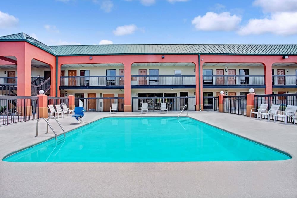 Super 8 By Wyndham Knoxville East main