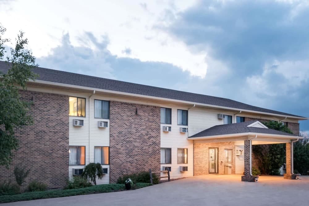 Super 8 By Wyndham Milbank main