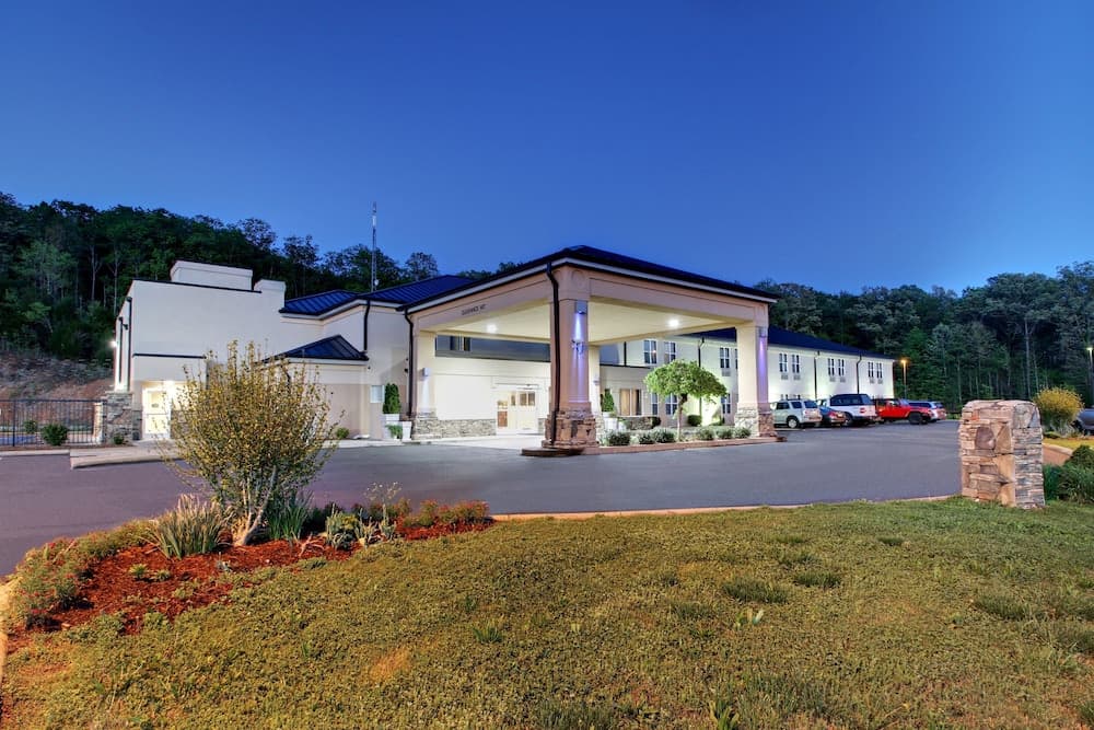Holiday Inn Express Hurricane Mills (Waverly) main