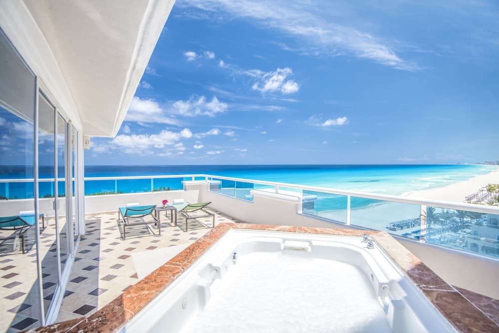 Wyndham Alltra Cancun All Inclusive Resort main
