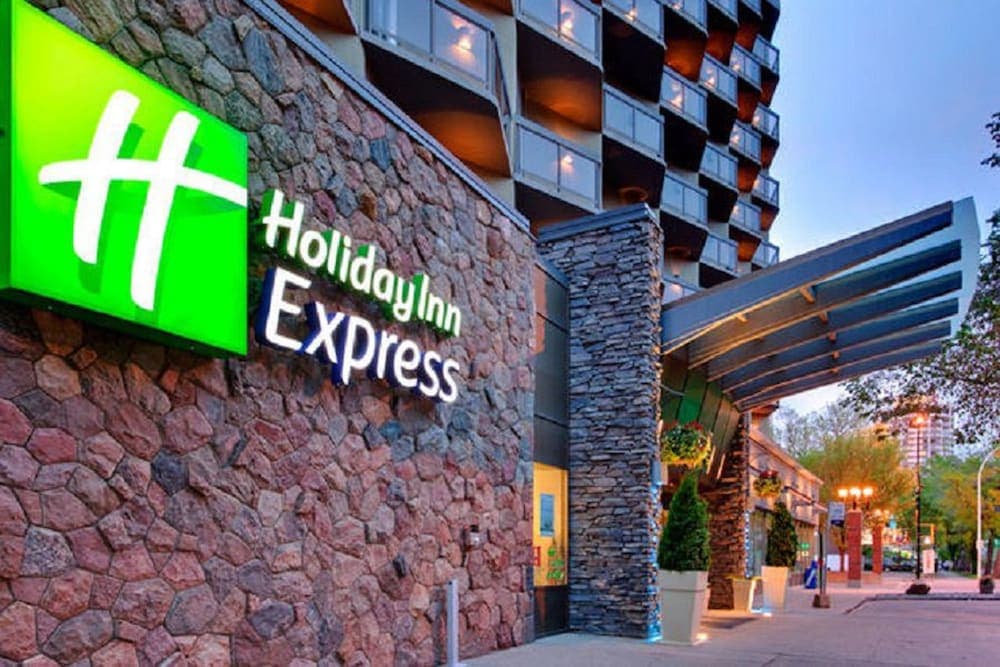 Holiday Inn Express Edmonton Downtown main