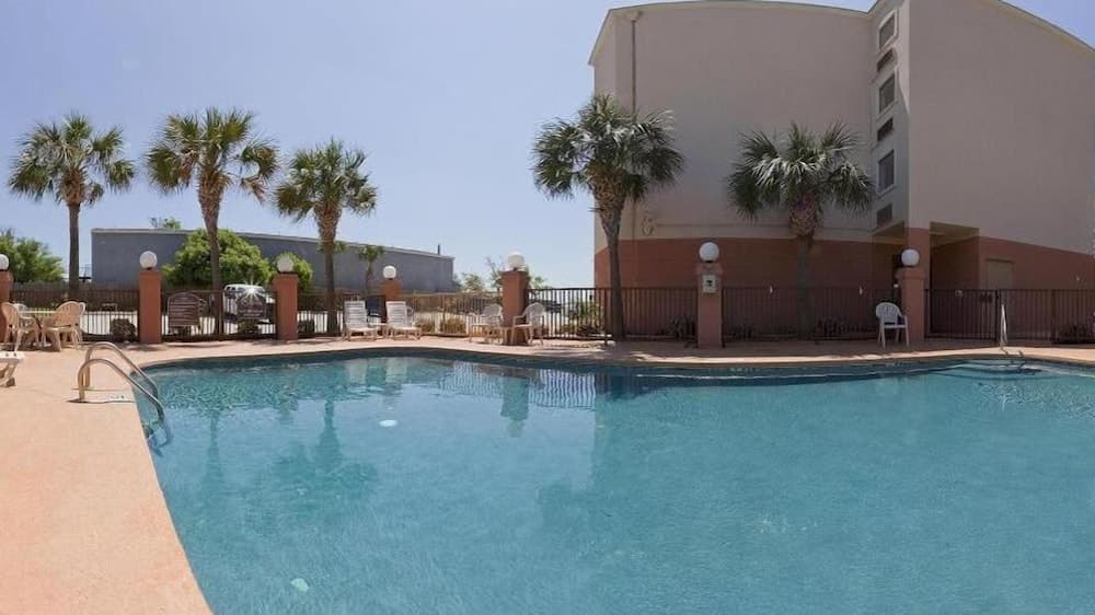 Holiday Inn Biloxi main