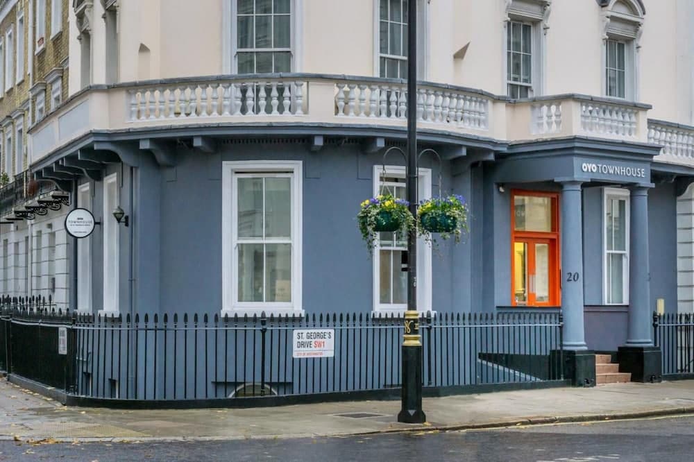 Oyo Townhouse New England Victoria main