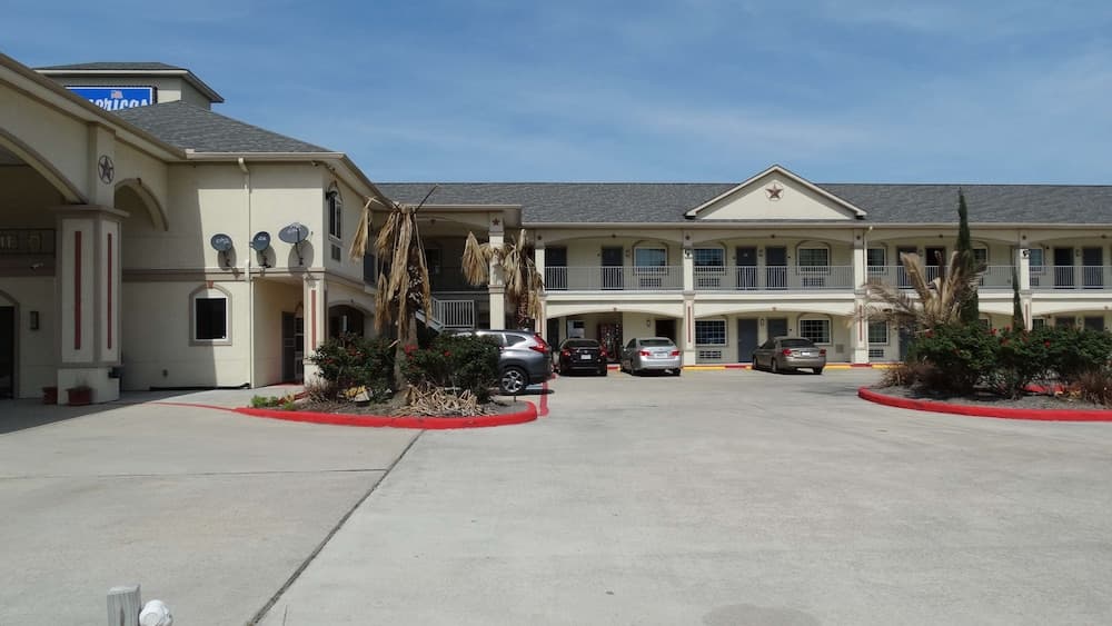 America's Inns & Suites Willowbrook main