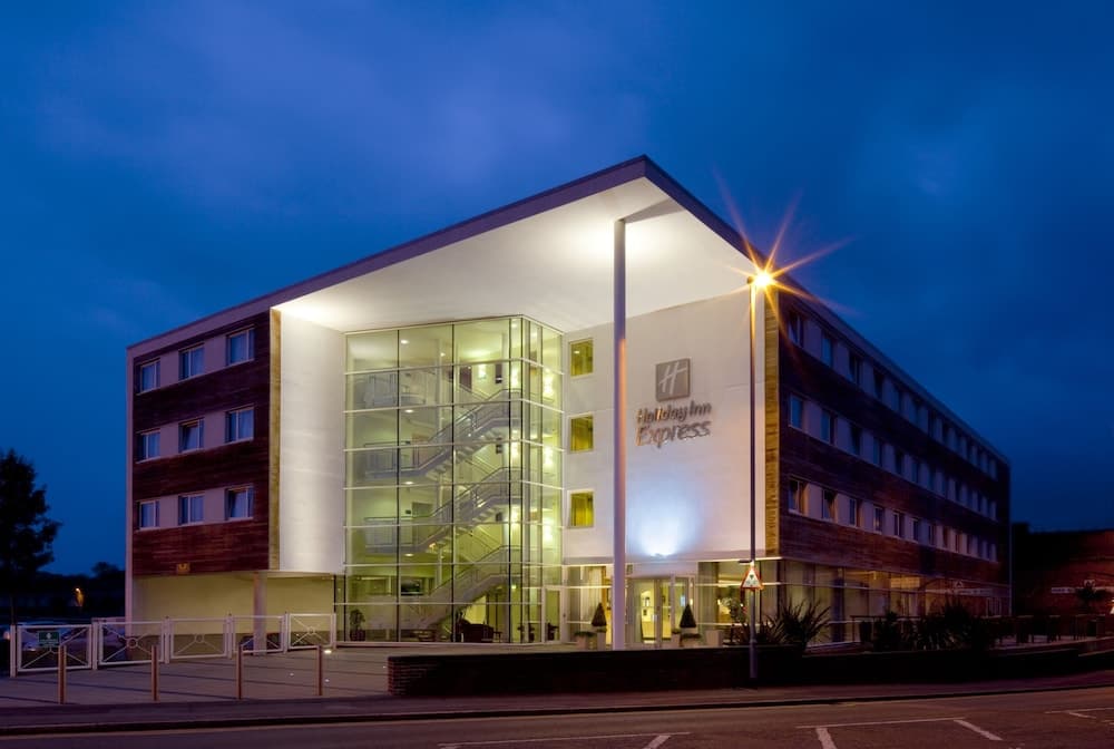 Holiday Inn Express Racecourse main