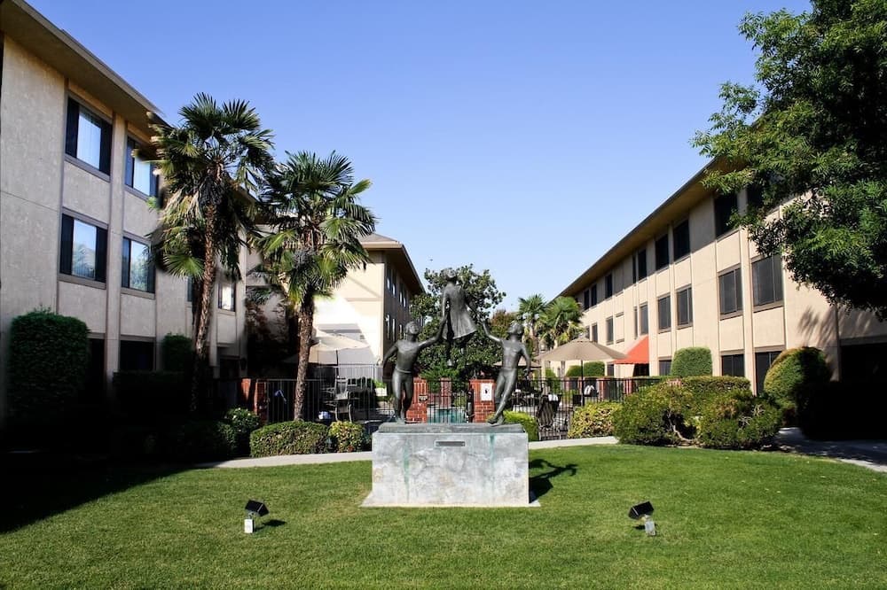 University Square Hotel main
