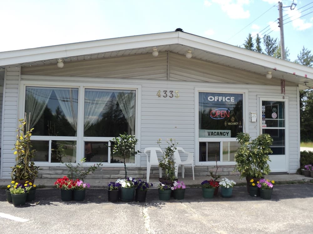 Bay Motel main