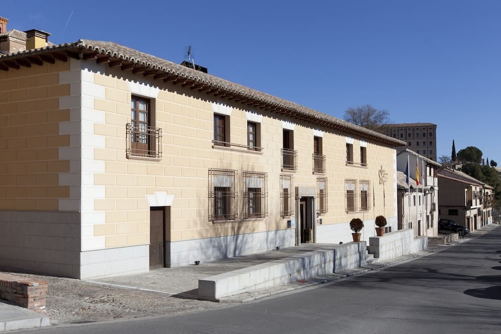 Casona de la Reyna main
