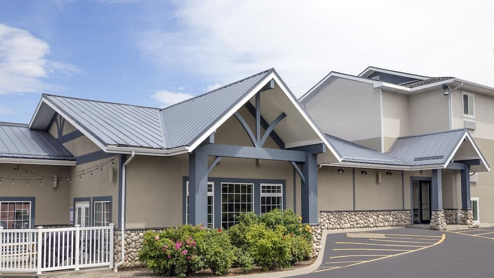 Silverstone Inn & Suites main