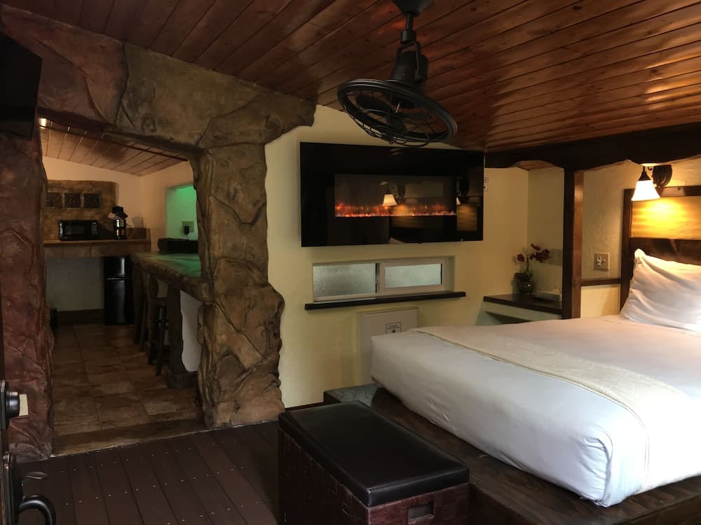 Chalet Kilauea Hotel main
