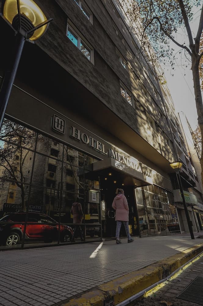 Hotel Mendoza main