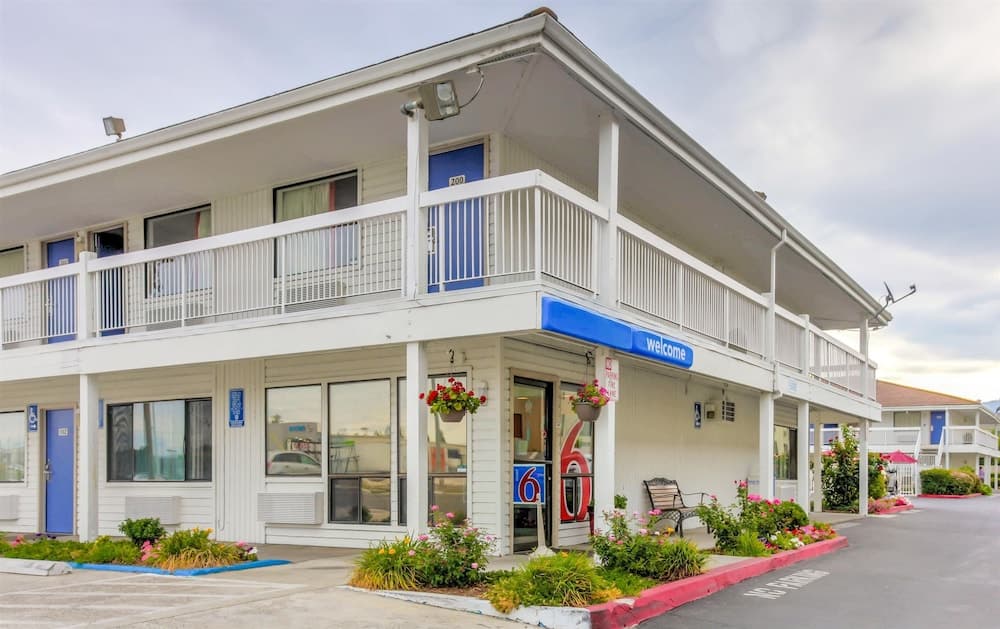 Motel 6 Medford North main