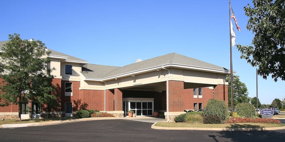 Hampton Inn & Suites Newtown main