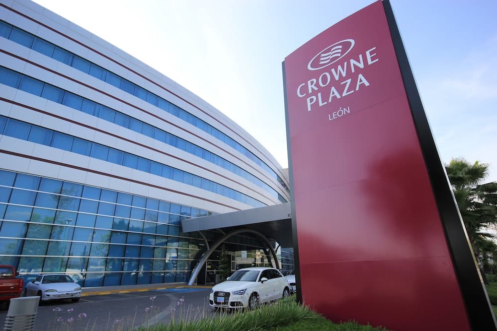 Crowne Plaza Leon main
