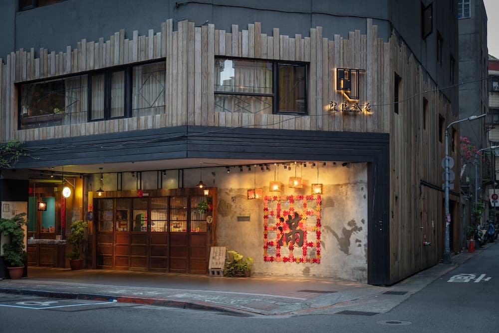 Cho Hotel main