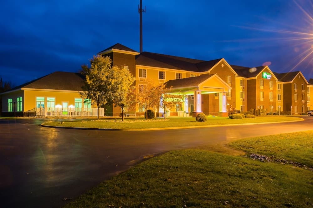 Holiday Inn Express And Suites Acme Traverse City main