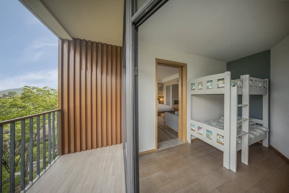 Holiday Inn Express Emei Mountain main