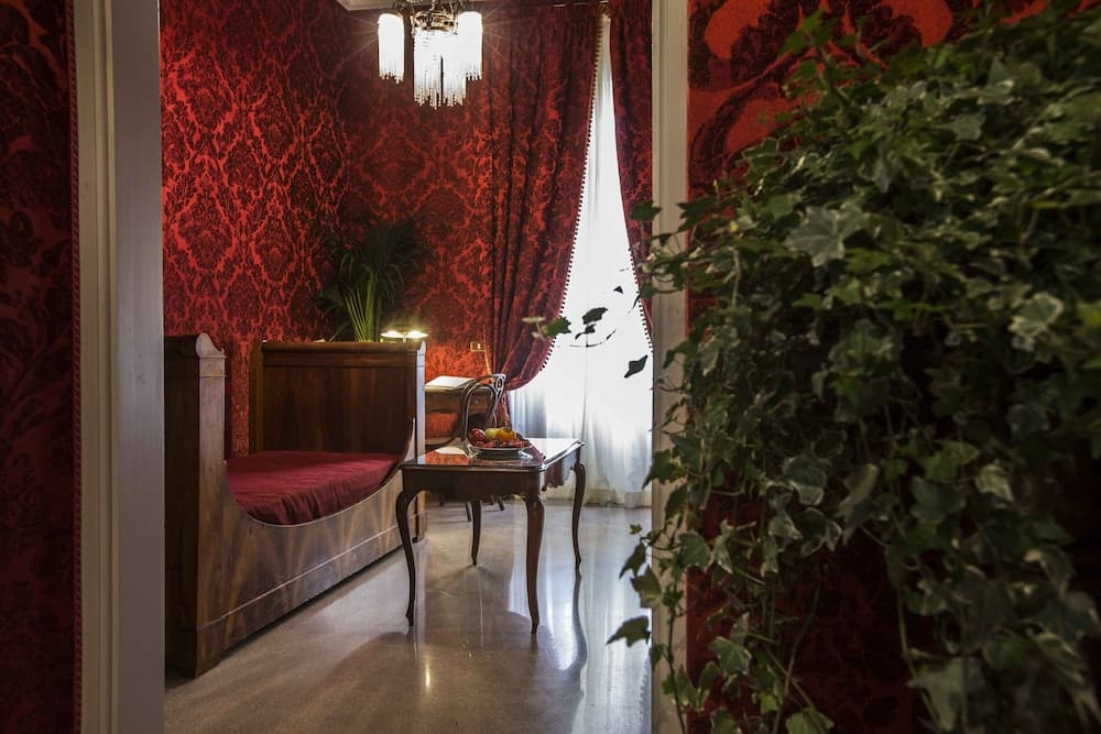 Hotel Locarno main