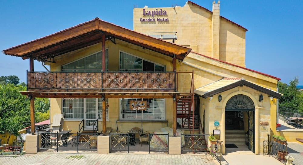 Lapida Hotel main