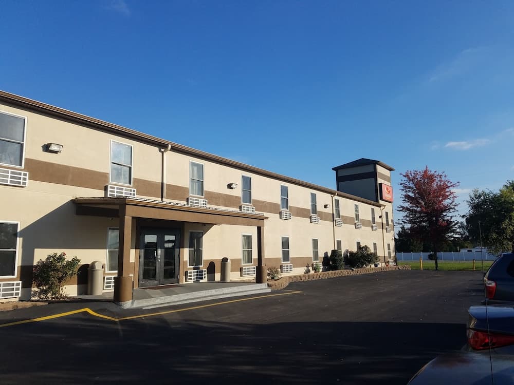 Econo Lodge Inn & Suites main