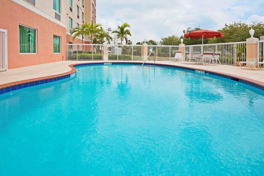 Holiday Inn Express & Suites Pembroke Pines-Sheridan St main