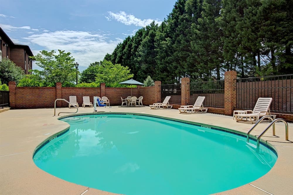 Days Inn & Suites By Wyndham Hickory main