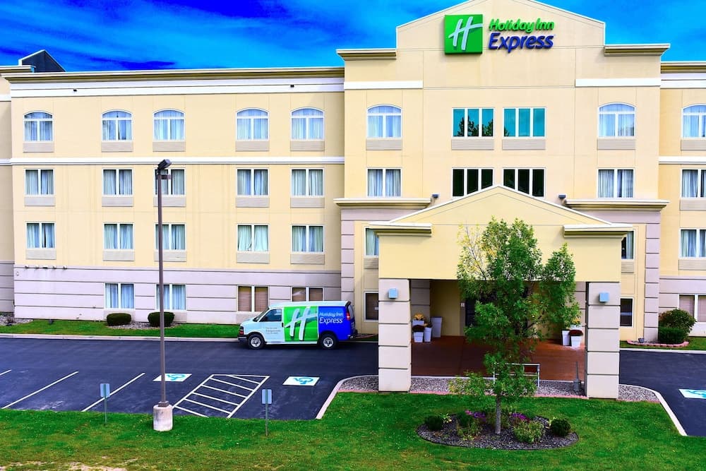 Holiday Inn Express Syracuse-Fairgrounds main