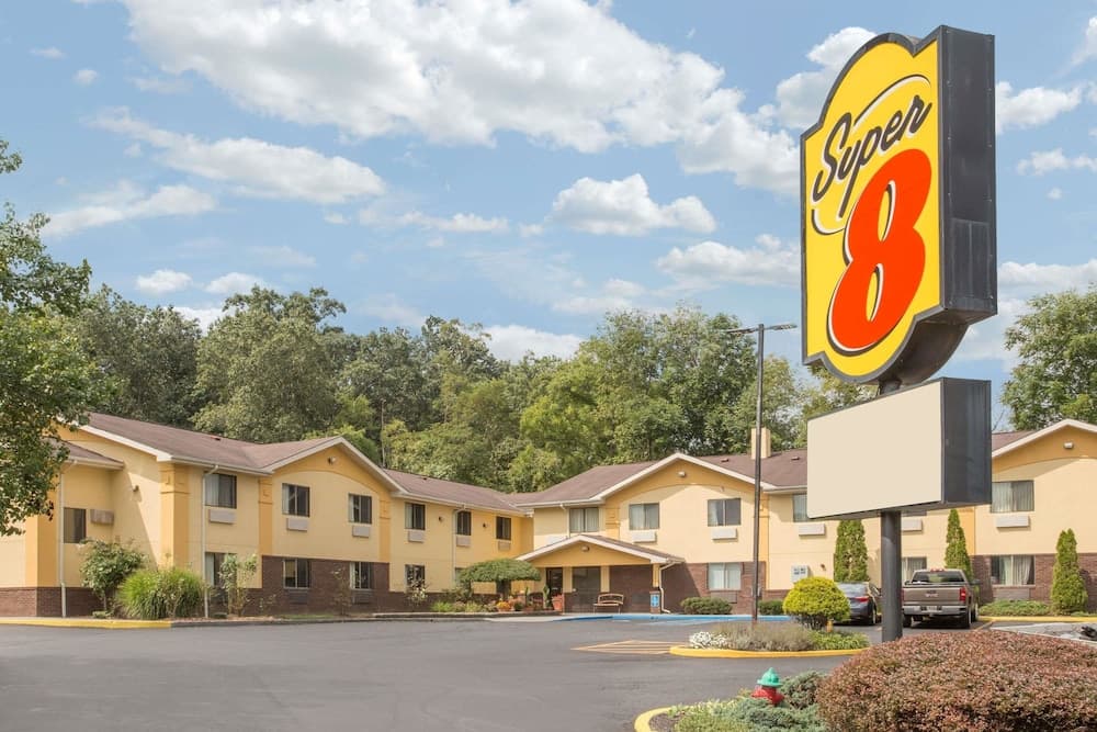 Super 8 by Wyndham Radford main