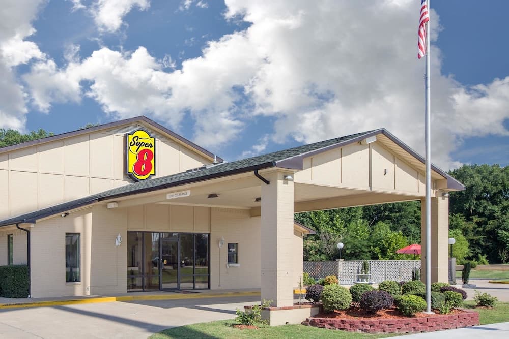 Super 8 by Wyndham Clarksville main