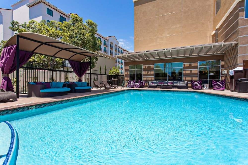 Holiday Inn Express & Suites Anaheim Resort Area main