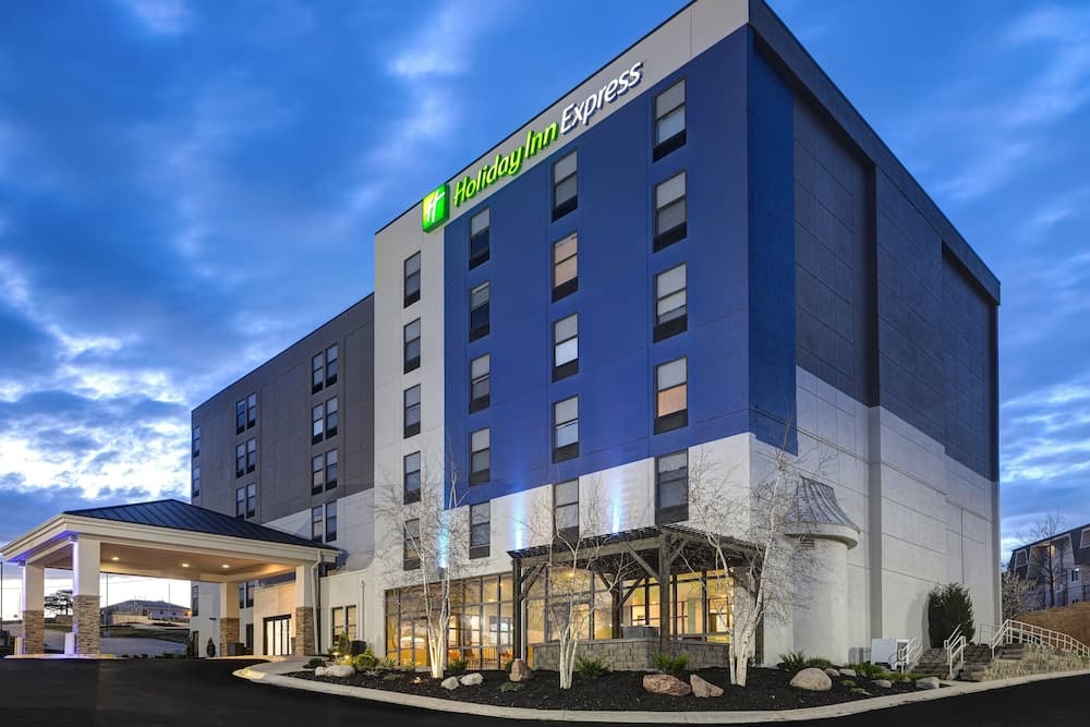 Holiday Inn Express & Suites Central Omaha main