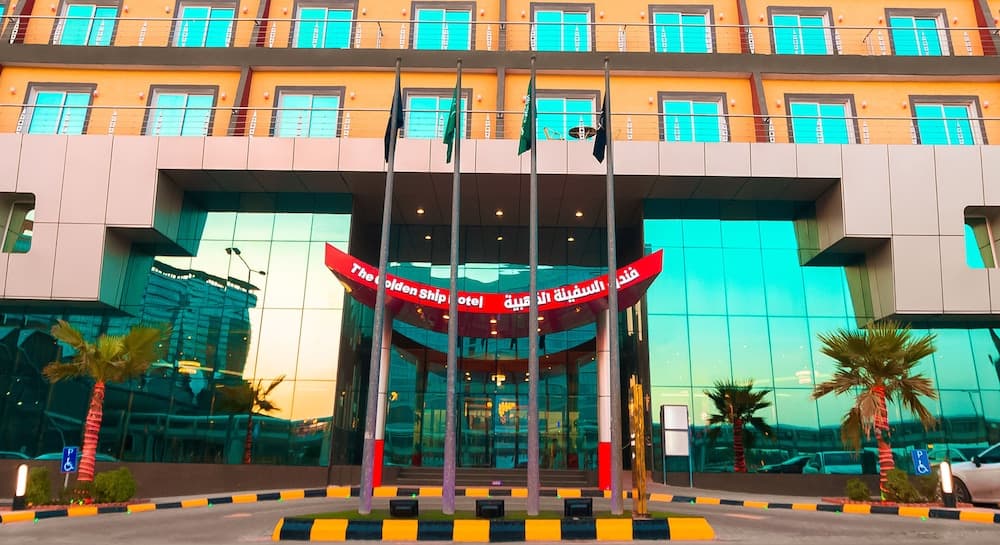 Golden Ship Hotel main