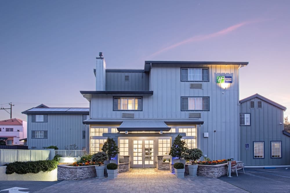 Holiday Inn Express Monterey-Cannery Row main