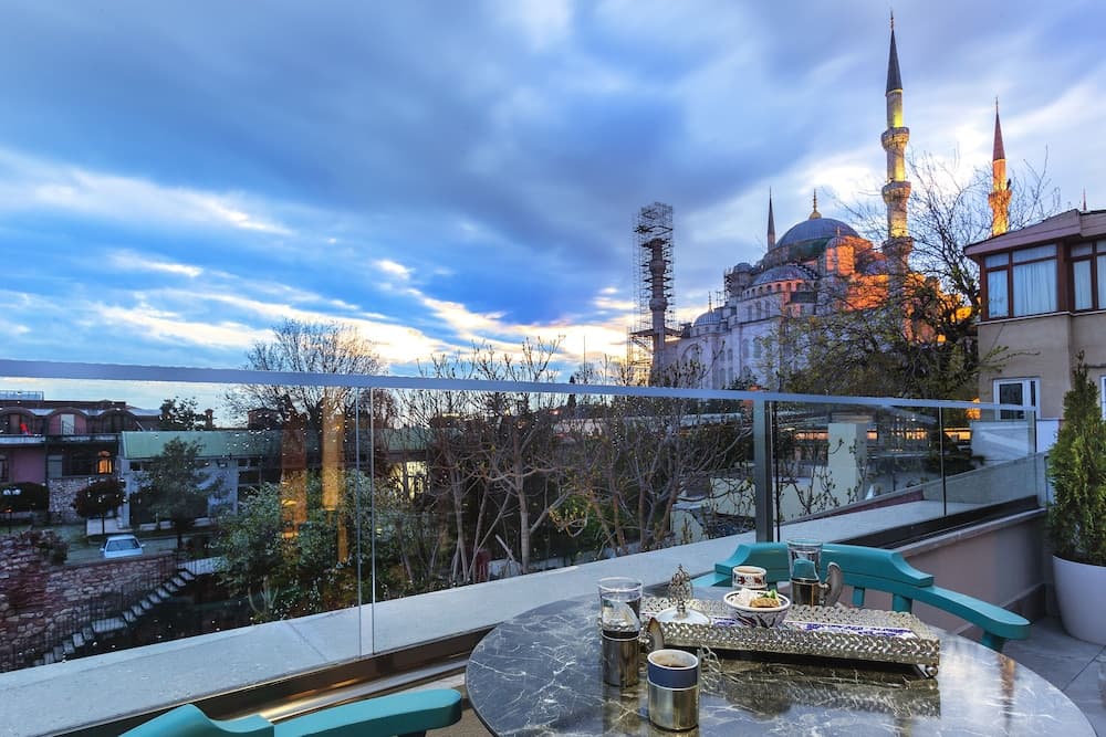 Obelisk Hotel & Suites main