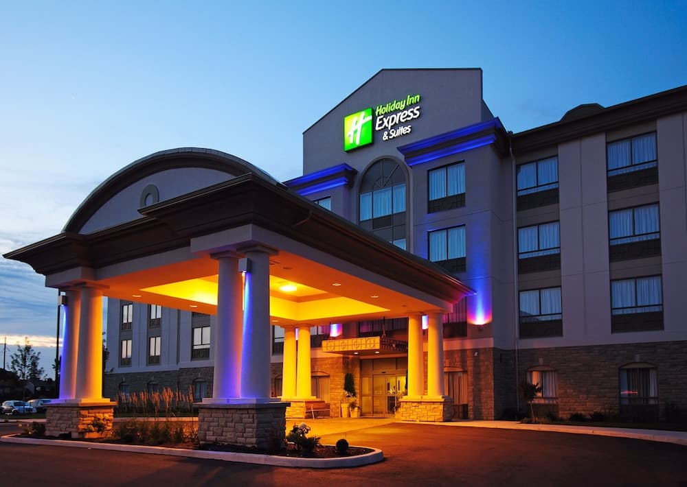 Holiday Inn Express & Suites Ottawa Airport main
