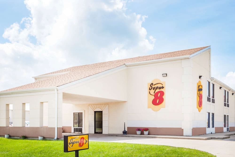 Super 8 By Wyndham Lincoln main