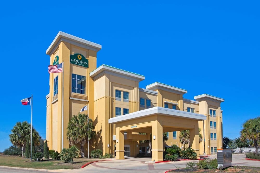 La Quinta Inn & Suites by Wyndham Pearsall main