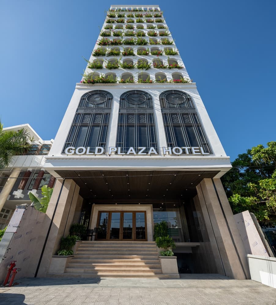 Gold Plaza Hotel main