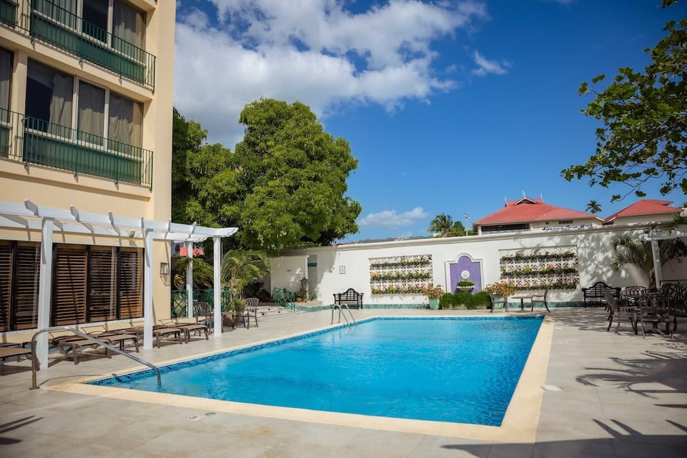 The Courtleigh Hotel & Suites main