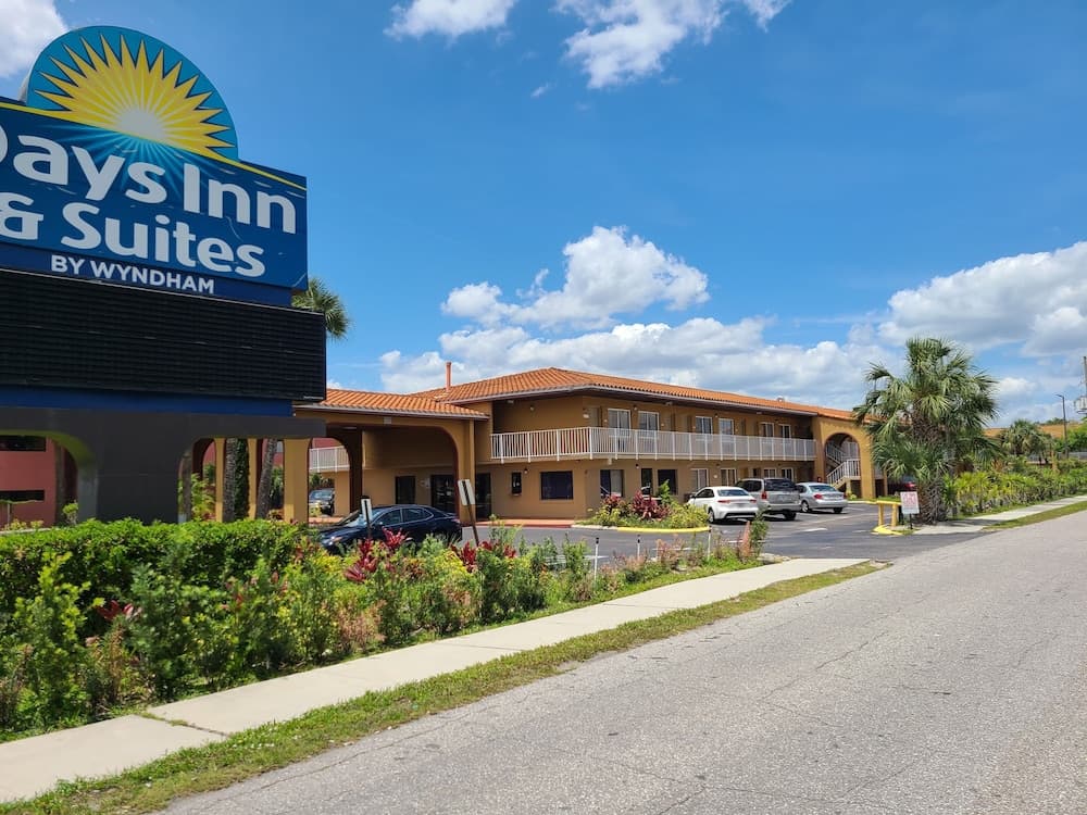 Days Inn & Suites By Wyndham Orlando East Ucf Area main