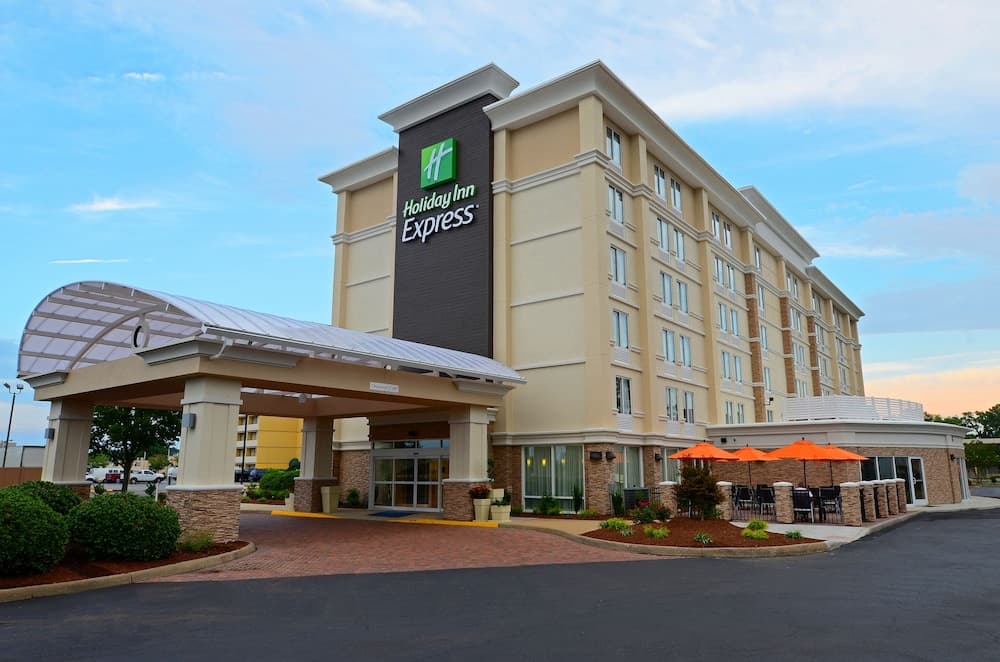 Holiday Inn Express Hampton - Coliseum Central main