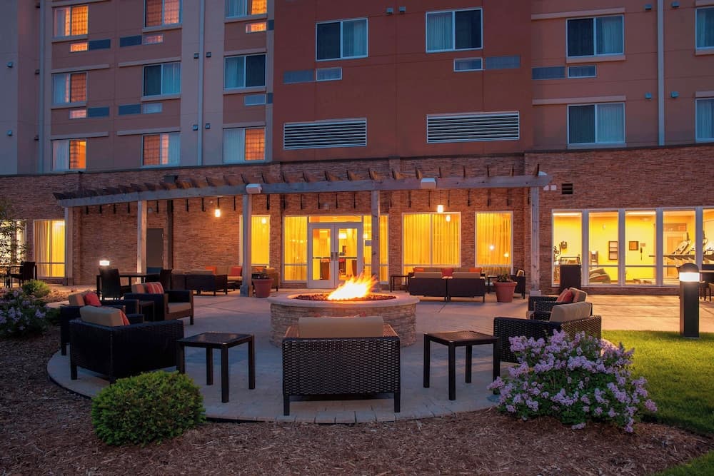 Courtyard Milwaukee Airport main