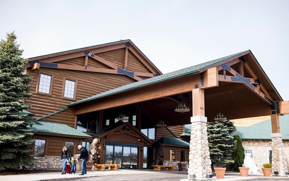 Tundra Lodge Resort main
