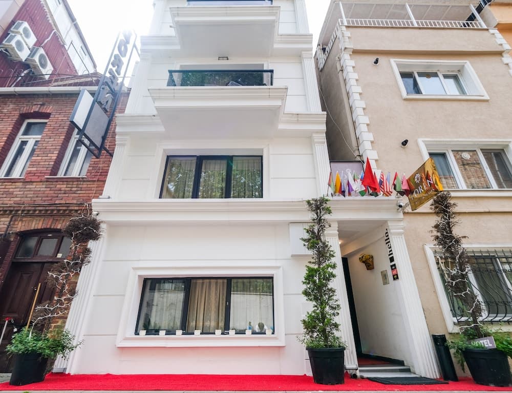 Loren Hotel Suites main