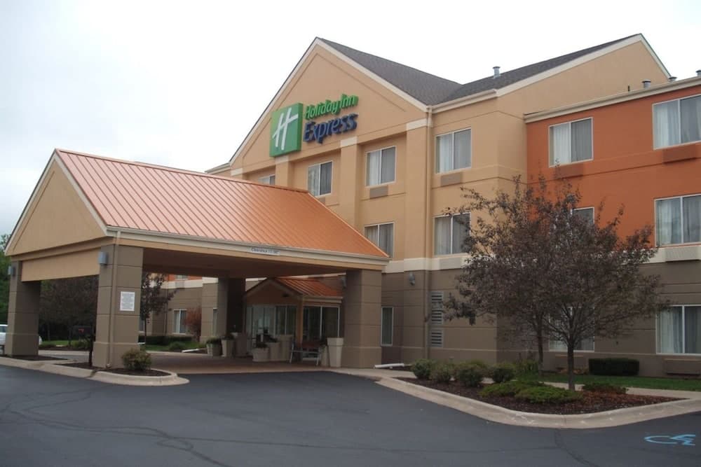 Holiday Inn Express Lapeer main