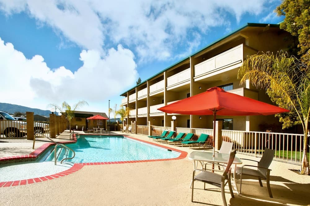 Best Western Plus Forest Park Inn main