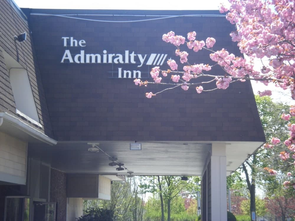 Admiralty Inn Suites main